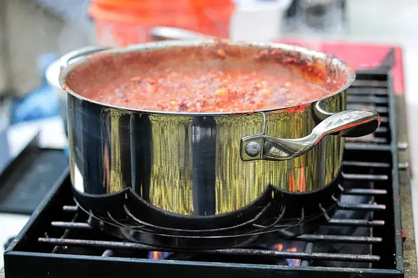 Una olla de guisado frío en una parrilla — Foto de Stock