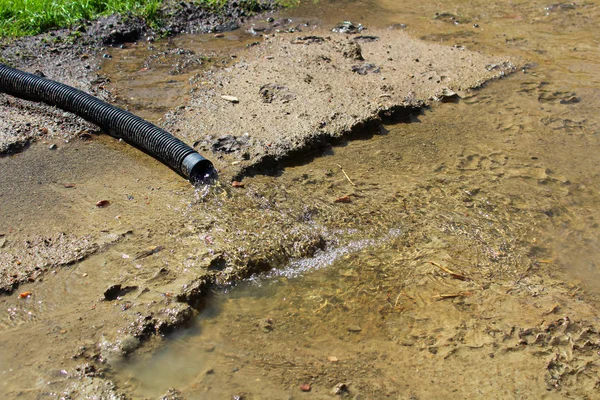 Eau sortant d'un tuyau de décharge — Photo