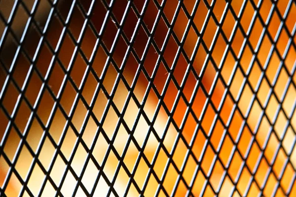 Zakurzone metalową kratą na tle redish żółty — Zdjęcie stockowe