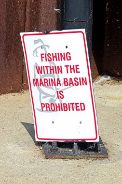 Balık tutma marina havzası içinde yasak işareti.