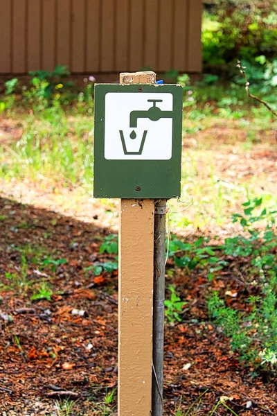 Primer Plano Una Señal Agua Potable Verde Con Grifo — Foto de Stock