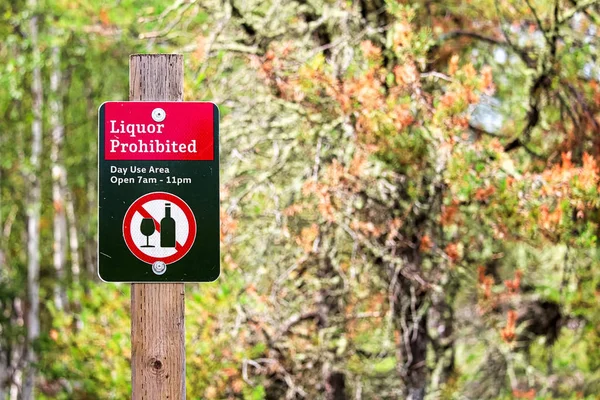 Letrero Uso Día Prohibido Con Licor Con Árboles Fondo — Foto de Stock