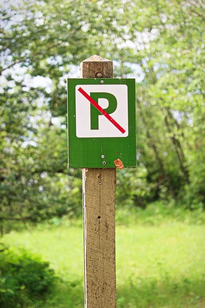 Primer Plano Verde Sin Señal Aparcamiento — Foto de Stock