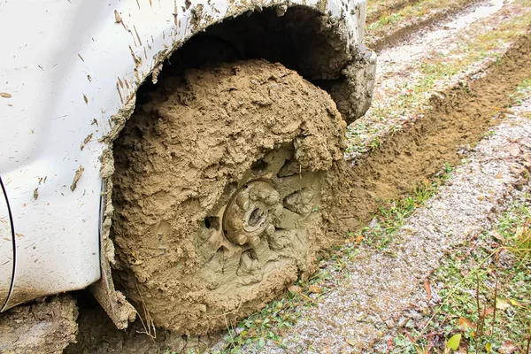 La roue d'un véhicule encastré dans la boue — Photo