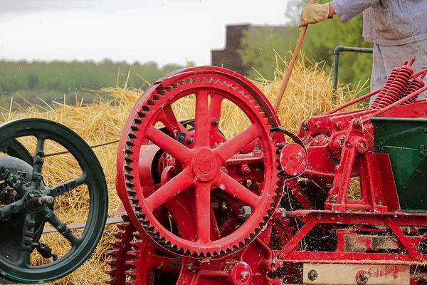 Roues et engrenages sur une vieille machine à balles — Photo