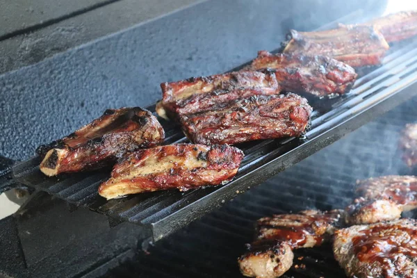 Runderribben bedekt met saus koken op een BBQ — Stockfoto
