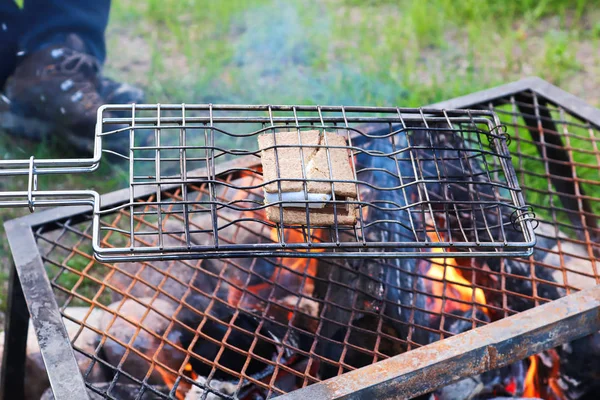 Smored sendo grelhado sobre uma chama aberta — Fotografia de Stock
