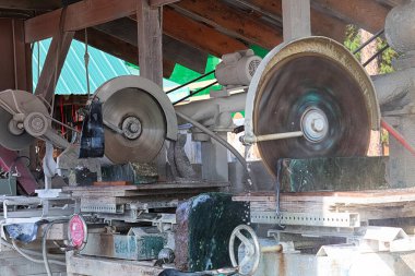 Büyük kesme bıçakları taş blokları kesiyor.