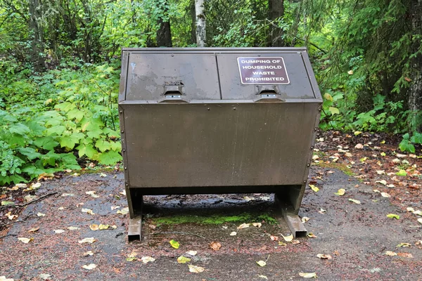 Vista frontal de un cubo de basura a prueba de osos — Foto de Stock