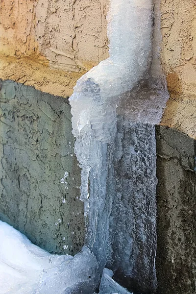 Żwirowa pokryta lodem i źródlaną wodą — Zdjęcie stockowe