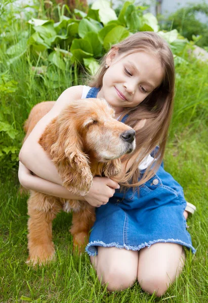 Bambina Con Suo Vecchio Amico Cocker Spaniel — Foto Stock