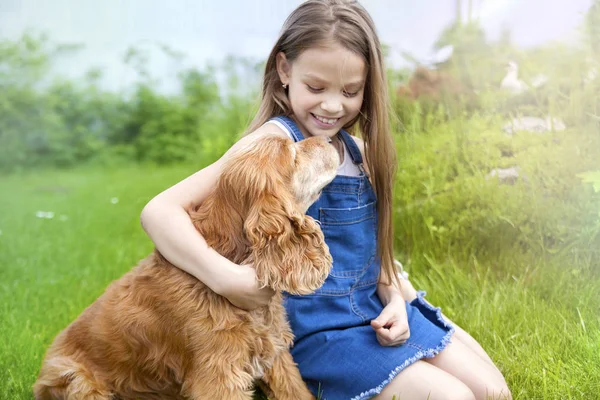 Bambina Con Suo Vecchio Amico Cocker Spaniel — Foto Stock