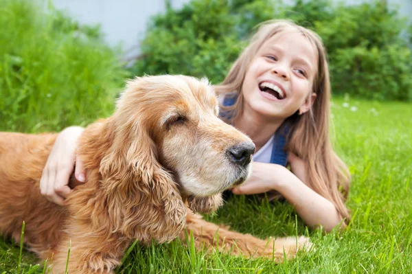 Menina Com Seu Velho Amigo Cocker Spaniel — Fotografia de Stock