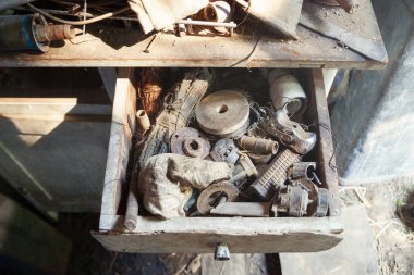 Eski tozlu şeylerle eski ahır