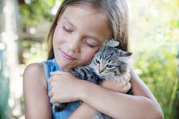 Menina Com Gatinho Cinza Suas Mãos — Fotografia de Stock