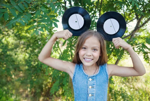 Küçük Kız Vinil Kayıtlar Ile Oynuyor — Stok fotoğraf