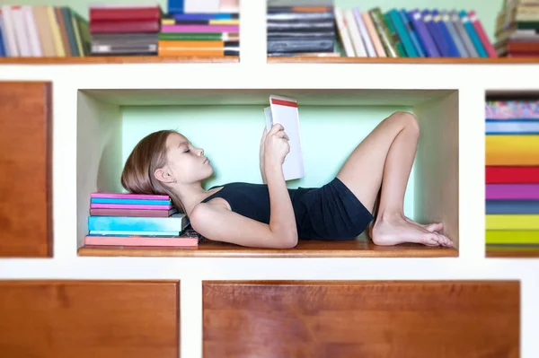 Kız bookshelf içinde