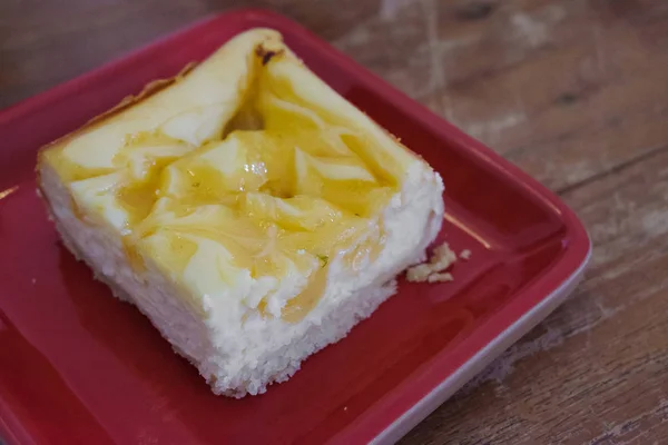 Lezzetli ev yapımı limonlu cheesecake kopya alanı ile parçaları