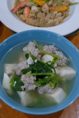 Yumurta tofu ve kıyılmış domuz çorbası ile haşlanmış lahana