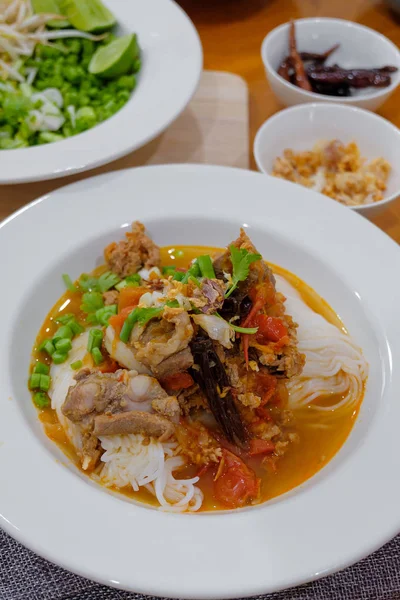 Baharatlı domuz eti soslu baharatlı erişte çorbası, geleneksel Tayland tarzı mutfağı (Khanom Jin Nam Ngiao Kuzey Pirinç Noodle)