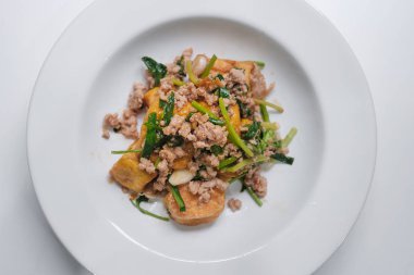 tofu beyaz çanak seçici odak domuz eti ile kızartma karıştırın