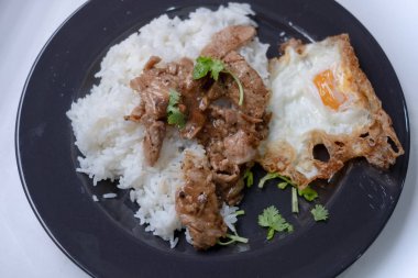 Sarımsak biber ve kızarmış yumurta ile kızarmış domuz sarımsak seçici odak