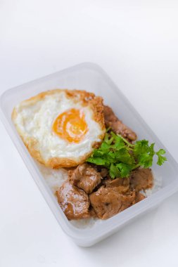 Kızarmış domuz sarımsak biber ve pirinç izole kutusu seçici odak kopya alanı içinde kızarmış yumurta ile