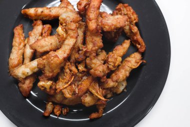 Siyah plaka seçici odak sarımsak biber soslu kızarmış domuz eti