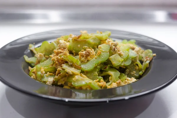 Beyaz Fried Bitter kabak izole yumurta ile karıştırın