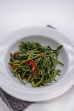 Fried su minosa beyaz plaka ve seçici odak 