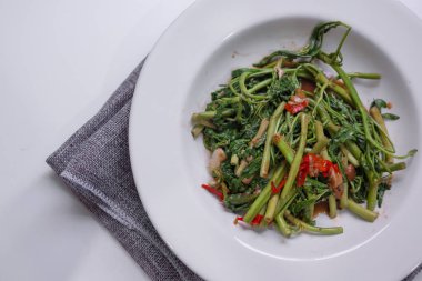 Fried su minosa beyaz plaka ve seçici odak 