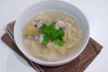 Turşu marul çorbası ile pork beyaz arka plan ve seçici odak