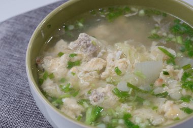 Kıyılmış domuz omlet çorbası. Bangkok gıda. Tayland Gıda.