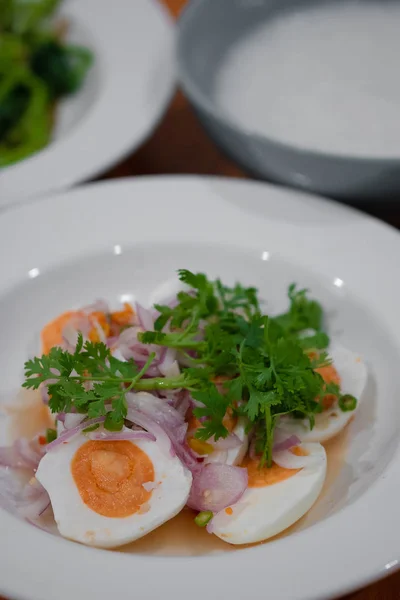  Kahvaltı ve seçici odak beyaz tabak Tayland yemekleri tuzlu yumurta salatası 