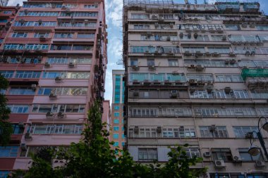 Hong Kong - 17 Ağustos 2018: Hong Kong akşam sokaklarında