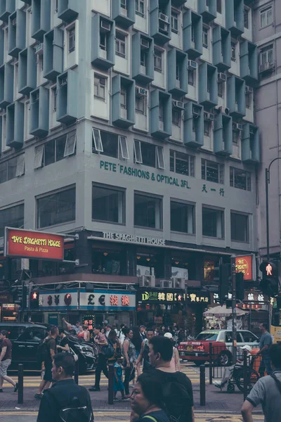 Hong Kong - 17 Ağustos 2018: Hong Kong akşam sokaklarında