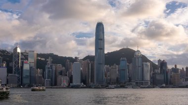 Hong Kong - 17 Ağustos 2018: Hong Kong akşam sokaklarında