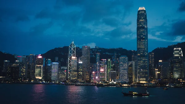 Hong Kong - 17 Ağustos 2018: Akşam sokaklarında Hong Kong ünlü harber