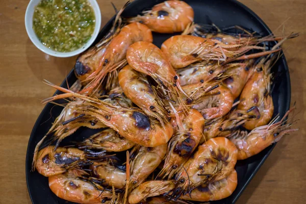 Camarones a la parrilla y quemar con salsas de mariscos —  Fotos de Stock