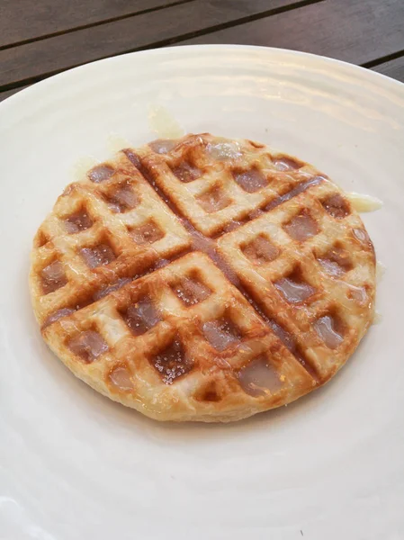 Yoğunlaştırılmış süt Waffle koymak üzerinde beyaz tabak — Stok fotoğraf