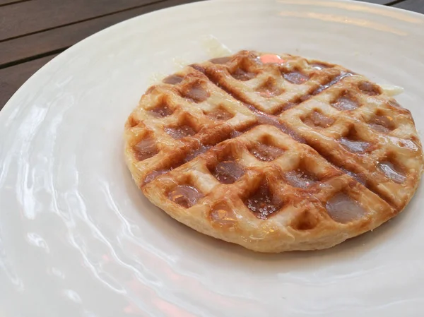 Waffle leite condensado colocar em placa branca — Fotografia de Stock