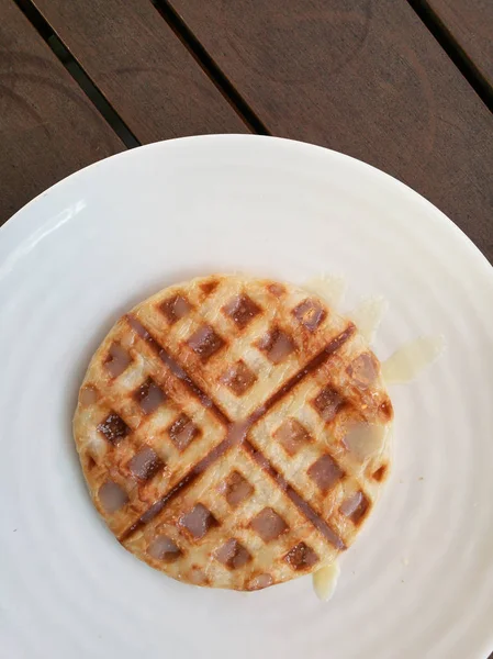 Waffle leite condensado colocar em placa branca — Fotografia de Stock