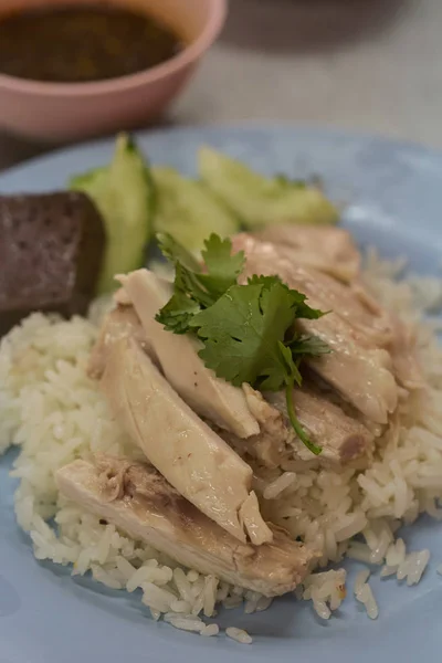 Nasi ayam hainan atau nasi ayam uap dengan saus — Stok Foto