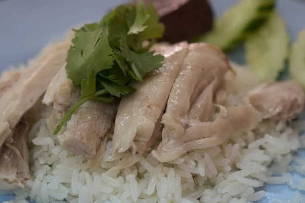 Nasi ayam hainan atau nasi ayam uap dengan saus — Stok Foto