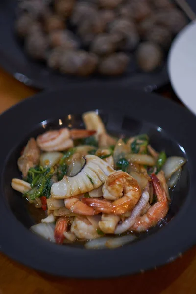 Gemischte Meeresfrüchte gebraten mit Basilikumblättern, thailändische Küche — Stockfoto