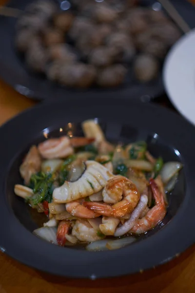 Campuran seafood goreng dengan daun kemangi, masakan Thailand — Stok Foto