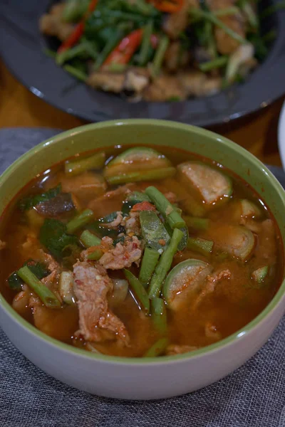Selva caril quente e picante com carne de porco, estilo de comida tailandesa — Fotografia de Stock