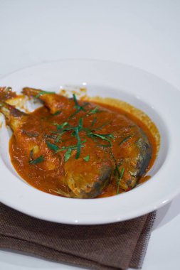 Tay Choo Chee ile kurutulmuş kırmızı köri uskumru