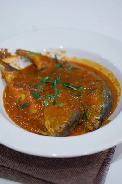 Thai Choo Chee mit Makrele in getrocknetem roten Curry — Stockfoto