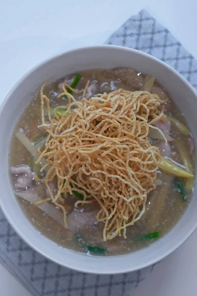 Tészta vastag Gravy (RAD na) a fából készült asztal thai helyi — Stock Fotó